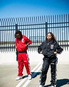 Conjunto de ropa deportiva bordada con cremallera personalizada para hombre, chándal unisex de nailon neutro con retazos bordados - Product Image 4