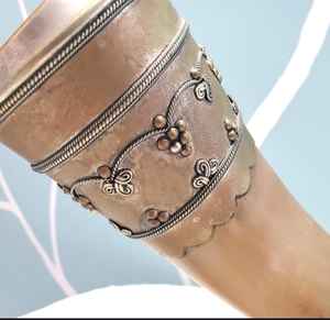 Auténtica copa de cuerno vikingo nórdico con soporte de madera - Product Image 1