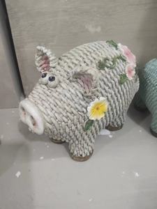 Estatua de Vaca con Textura de Crochet, Estilo Rústico y Moderno, Decoración de Jardín con Corona Floral, Escultura de Resina Hecha a Mano para Patio Exterior - Product Image 3