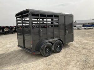 LISTO PARA LA VENTA: REMOLQUE PARA TRANSPORTE DE CABALLOS DE 12 PIES DE LARGO, 6 PIES DE ANCHO, 7 PIES DE ALTURA, CONSTRUCCIÓN COMPLETAMENTE EN ACERO - Product Image 1