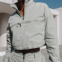 Ensemble jogging streetwear deux pièces pour femme, veste courte légère à demi-zip et pantalon, collection Hiver 2024