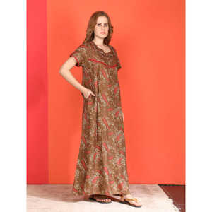 Chemise de nuit longue Evolve Alpine avec poche latérale et broderie au col, en tissu tissé doux, broderie machine, ODM Carto - Product Image 2