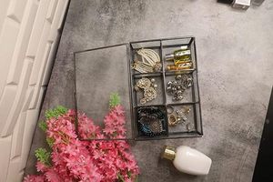 Boîte en verre conique de stockage de bijoux à 6 compartiments magnifiquement fabriquée à la main en verre et métal de haute qualité pour la décoration intérieure - Product Image 3