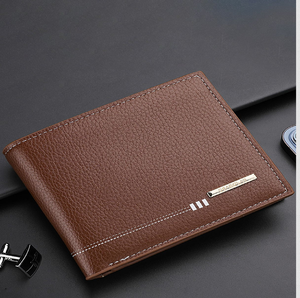 Un portefeuille marron décontracté avec une finition texturée et une petite étiquette d'accent rouge accrocheuse. Disponible à un prix de gros. - Product Image 5