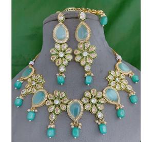 Ensemble de collier et boucles d'oreilles en pierres Kundan plaquées or de qualité supérieure traditionnelle avec Tikka pour la collection de vêtements de mariage pour femmes - Product Image 1