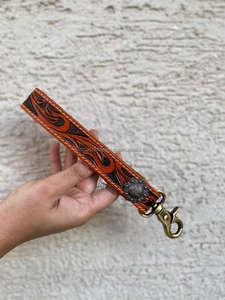 Nueva Llegada Mano Tooled Cuero Muñequera Llaveros En Relieve Estampado Floral Cuero Llaveros Tooled Accesorios de cuero Correas para llaves - Product Image 3