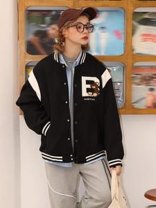 Chaqueta Varsity de Alta Calidad para Mujer, Cuerpo de Lana y Mangas de Piel de Oveja Genuina, Corta, con Logotipo Personalizado OEM - Product Image 4