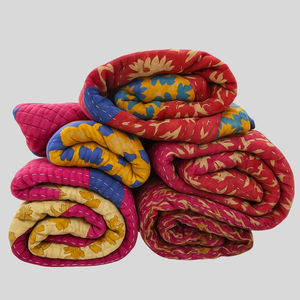 Rich Cultural Kantha Quilt Reversible Sari Manta con Heirloom Appeal Algodón orgánico y proceso de producción ética - Product Image 2