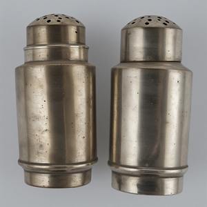 Molinillo de sal y pimienta decorativo de acero inoxidable con trabajo artesanal en tono dorado martillado Diseñado para interiores de comedor decorativos - Product Image 2