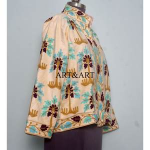 Chaqueta Acolchada Suzani Bordada a Mano de Terciopelo para Mujer, Diseño Floral para Exteriores, 100% Algodón, Tejido Ecológico - Product Image 4