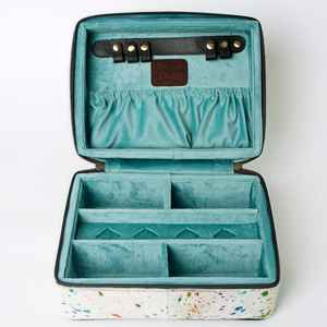 Sac de maquillage de voyage artisanal en cuir de vachette occidental, couleur personnalisable, écologique, avec pompon, organiseur de cosmétiques de luxe - Product Image 3