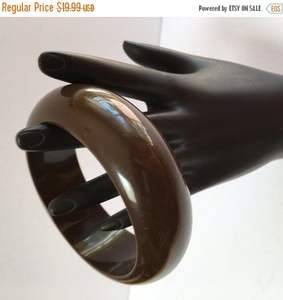 Brazaletes de resina hechos a mano con toque artístico - Product Image 5