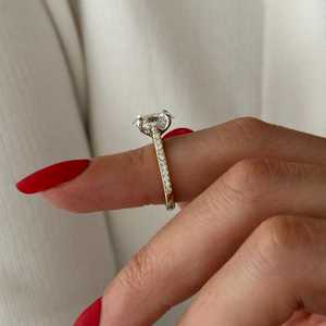 Bague de fiançailles ovale en diamant de laboratoire de 2 carats avec halo caché et sertissage haut de gamme, bague en diamant ovale bicolore pavé style tulipe, certifiée IGI - Product Image 6