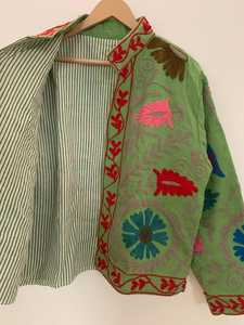 เสื้อแจ็คเก็ตกำมะหยี่สีเขียวแบบซูซานี เสื้อแจ็คเก็ตเดินทางสไตล์โบฮีเมียน เสื้อคลุมฤดูหนาวปักลาย เสื้อโค้ท ของขวัญสำหรับเธอ เสื้อแจ็คเก็ตกำมะหยี่ฤดูหนาว - Product Image 3