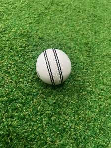 Pelota de cricket cosida a mano internacional 5.5onz blanca de cuero curtido de aluminio genuino - Product Image 4