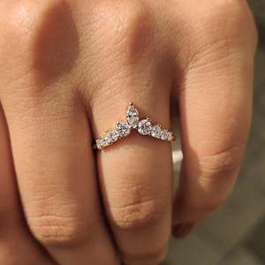 Bague de mariage incurvée à sept pierres, élégante, avec diamants, pour mariées et mariés - Product Image 5