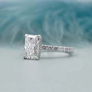 Anillo de compromiso con halo de diamantes pavé de corte radiante, certificado IGI, engaste oculto - Product Image 2