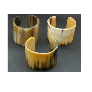Corne de bracelet jonc en corne de buffle avec article noir par des artisans indiens Boutons de manchette et bracelet en corne de buffle fabriqués en Inde - Product Image 1