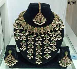 Lo último en collar de gargantilla de fantasía chapada en oro a la moda con motivo antiguo con mangtikka y pendientes y conjunto de joyería para mujer - Product Image 5