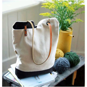 Sac fourre-tout en toile minimaliste en gros avec base noire contrastée et bretelles en cuir, conçu pour un transport quotidien propre - Product Image 1