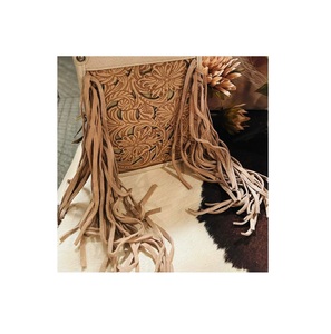 Sac à main en cuir usiné à fleurs beige de haute qualité pour femmes occidentales mélange de mode et de fonctionnalité pour un usage quotidien et formel - Product Image 3