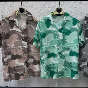 Camisa de manga corta para hombre con estampado moderno – Corte relajado, tela ligera, diseño elegante de verano para uso informal, atuendo festivo - Product Image 1