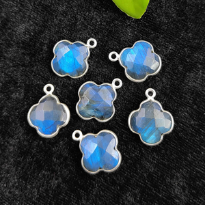 Venta al por mayor hecho a mano AAA azul labradorita trébol briolette piedras preciosas colgantes 925 Plata oro vermeil bisel pedido a granel - Product Image 3