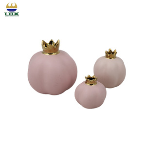 Vase en <span class=keywords><strong>céramique</strong></span> de grenade rose nordique moderne et populaire Vase à fruits <span class=keywords><strong>couronne</strong></span> dorée Taille de couleur personnalisée Vase à fleurs de pièce maîtresse de table - Product Image 5