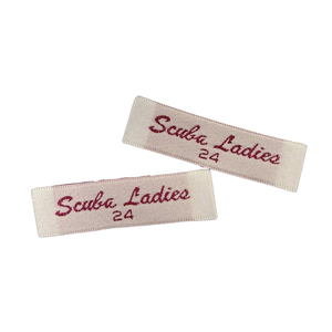 Étiquette de vêtement personnalisée SatinWovenLabel PremiumSoft en polyester brillant pour la marque de l'ourlet du cou, étiquette décorative, durable et non irritante - Product Image 1