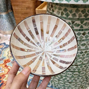 Bol en noix de coco écologique en nacre avec motifs floraux accrocheurs, bol en coquille de noix de coco artisanal unique et décoratif - Product Image 3