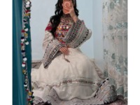 Robe afghane Kuchi classique blanche avec broderie de miroirs multicolores sur la poitrine et bordure argentée complexe, traditionnelle