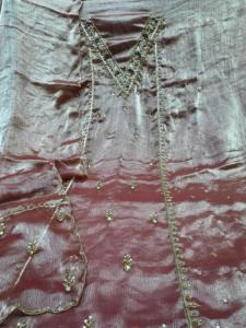 Costumes indiens de créateur modernes non cousus brodés à la main pour femmes pour les fêtes de style traditionnel - Product Image 3