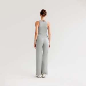 เสื้อชั้นในกีฬาแบบครอปท็อปสีเทาเฟล็กซ์ ออรา - Product Image 2