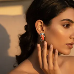 Boucles d'oreilles tendance pour femmes en argent et corail, légères, design religieux, avec zircon, perle, bijoux en laiton, plaqué rhodium - Product Image 1