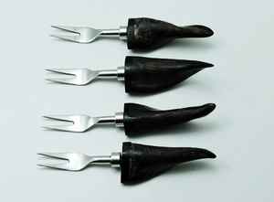 Ensemble de 4 fourchettes à fruits en acier inoxydable de luxe de qualité supérieure avec des poignées en corne naturelle lisses, lavables au lave-vaisselle, pour les occasions festives - Product Image 4