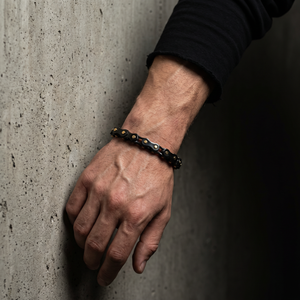 สร้อยข้อมือผู้ชาย Apex Industrial รุ่น Dual Tone Industrial Link Bracelet ดีไซน์ Midnight Finish ตกแต่งด้วยสีทอง พร้อมข้อต่อแบบ Articulated Track Links - Product Image 4