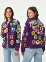 Veste en jean respirante avec patchs décoratifs, rivets et finition vintage délavée, fermeture éclair, style streetwear décontracté, toutes saisons