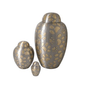 Hermosa urna de cremación para mascotas para cenizas de mascotas Recién llegado Juego de latón de 3 urnas de cremación de recuerdo con pata grabada - Product Image 3