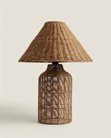 Lampe de table en rotin artisanale, fabriquée à partir de matériaux naturels, pour une ambiance chaleureuse et rustique dans n'importe quel espace