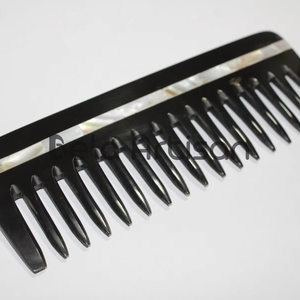 Peigne à cheveux en corne de buffle authentique fabriqué à la main produit de soin des cheveux naturel antistatique de qualité supérieure en vrac naturel - Product Image 1