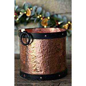 Cubo de carbón de metal tradicional hecho a mano con patrones en relieve perfecto para chimeneas y barbacoas de estilo vintage - Product Image 1