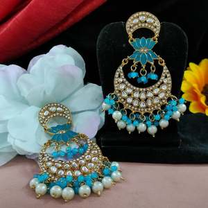 Indian Kundan y perlas colgantes Chandbalis Classic Crescent Moon Shape Royal Sparkle perfecto para bodas, ocasiones festivas - Product Image 1