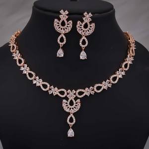 Elegante y Moderno Juego de Joyería de Aleación, Collar con Colgante Chapado en Oro, Pendientes Brillantes con Circonita Cúbica, Regalo de Boda, Fiesta - Product Image 1