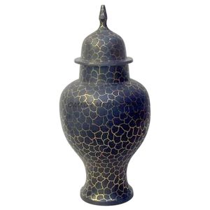 Ensemble de vases en métal de bonne qualité en noir antique avec une forme à couvercle élégante et un motif complexe pour une décoration intérieure élégante - Product Image 1
