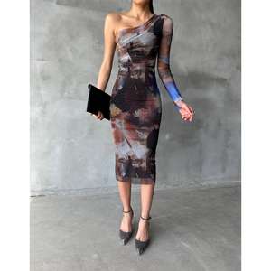 Vestido de Noche Beige de Tul con una Sola Manga - Product Image 1