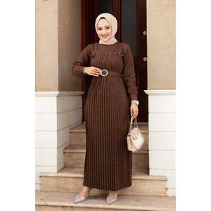 Vêtements et accessoires musulmans traditionnels Robe hijab plissée en pierre en marron - Product Image 1