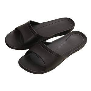 Zapatillas ligeras y silenciosas para hombre y mujer, chanclas unisex de color negro - Product Image 1