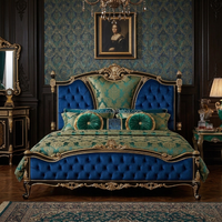 Canapé classique européen en velours bleu avec structure en bois sculpté et détails dorés pour les intérieurs de villas