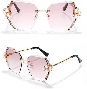 Lunettes de soleil avec verres en verre rose et monture métallique ajoutent de la confiance et de l'attitude à votre style général, arrivée magnifique - Product Image 1
