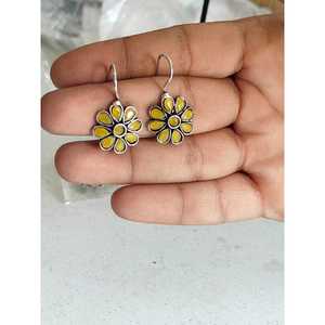 Boucles d'oreilles pendantes tendance à fleurs jaunes, style élégant avec design inspiré de la nature - Product Image 1